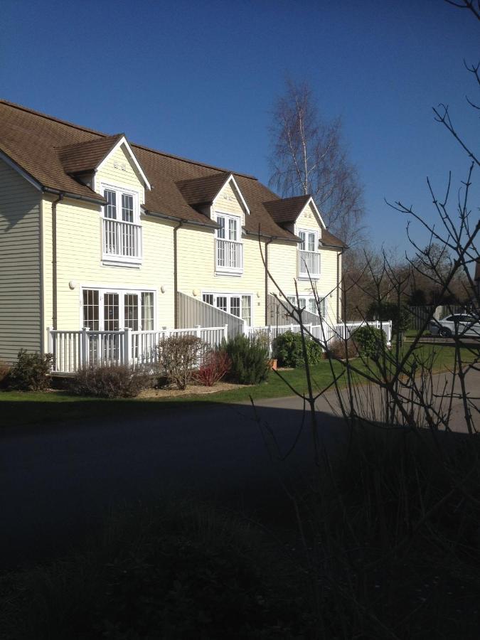 Liming Lodge - Lakeside Home In The Cotswolds South Cerney Exterior foto