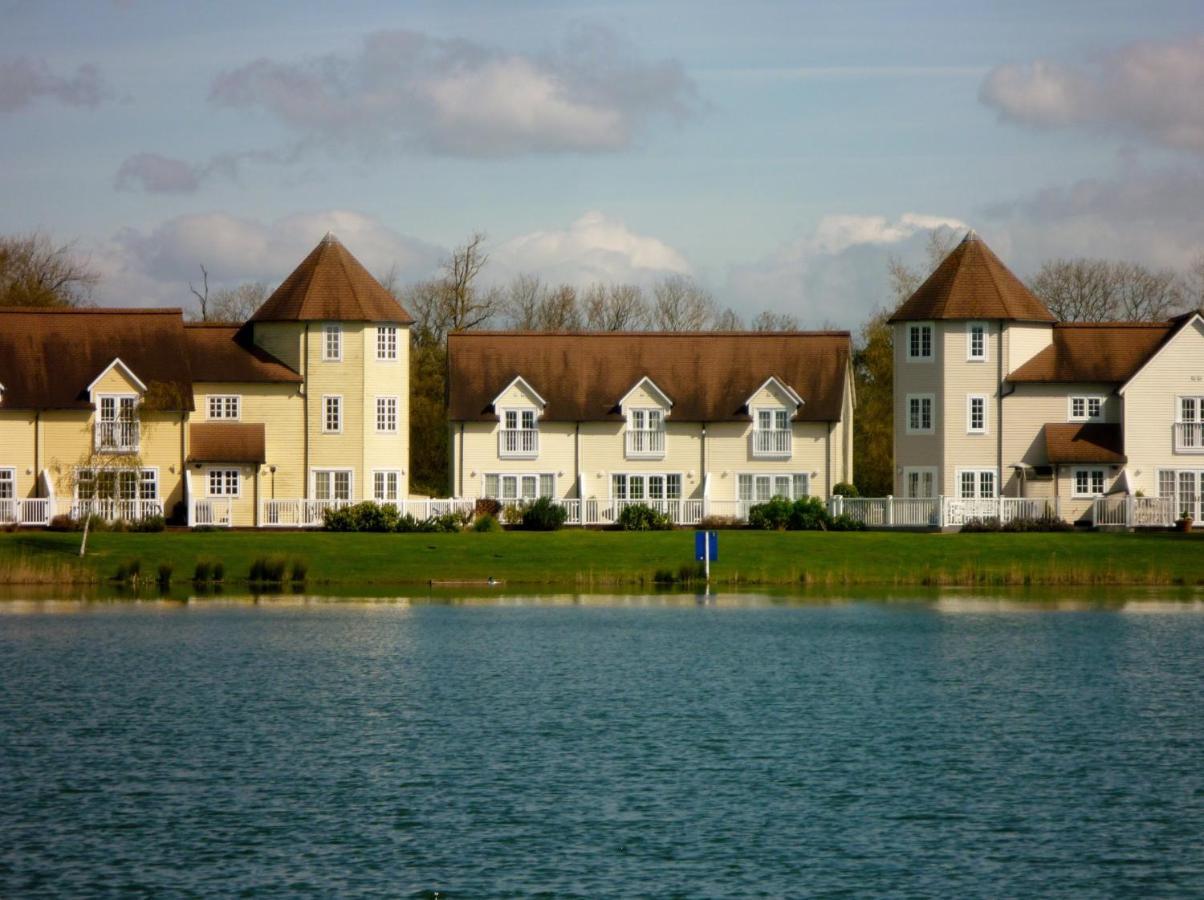 Liming Lodge - Lakeside Home In The Cotswolds South Cerney Exterior foto